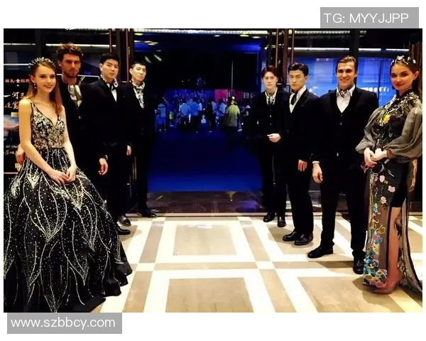 参加酒会的足球球星现身引发关注 与名流交际展现另一面风采