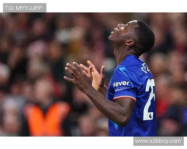 聚焦侧脸瞬间展现足球球星独特魅力与赛场风采