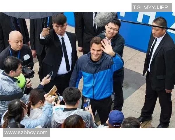 足球巨星机场人气爆棚粉丝围堵 球迷狂热追星现场热烈互动