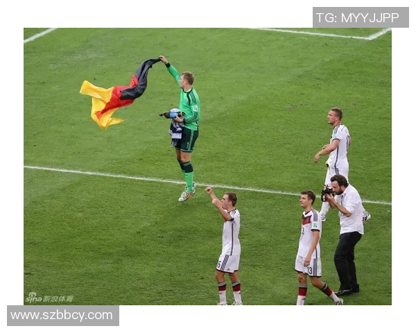 足球赛球星握手瞬间合集 展现球场上的友谊与竞技精神